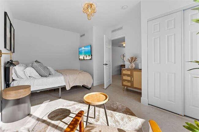 Building Photo - 1144 SW 4th St