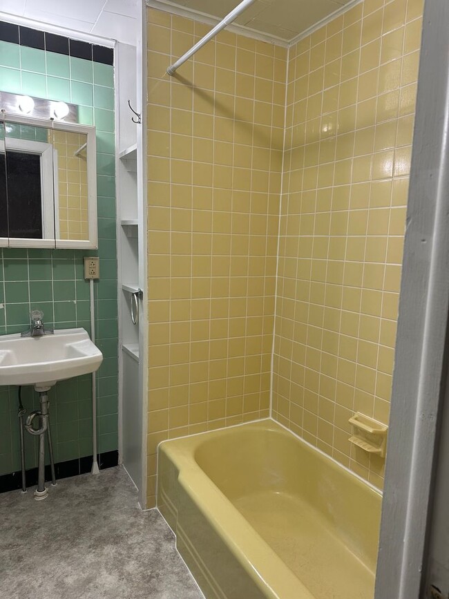 Building Photo - Two Bedroom Row Home for Rent
