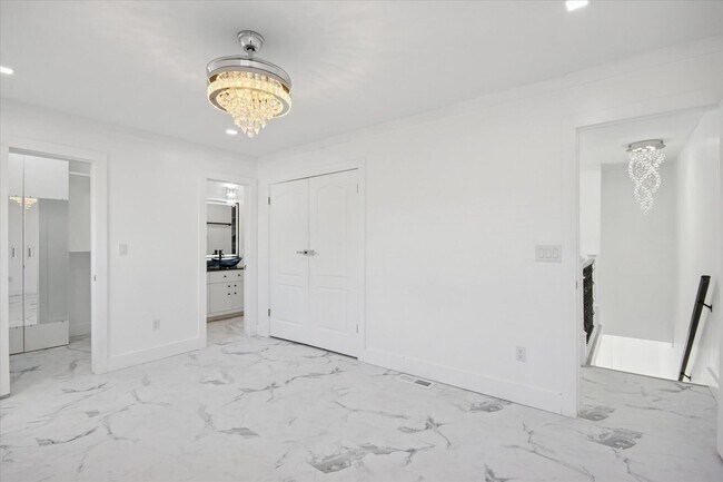 Building Photo - $200 RENT CREDIT | AVAILABLE NOW!