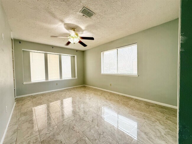 Building Photo - 9002 Sabastian Dr