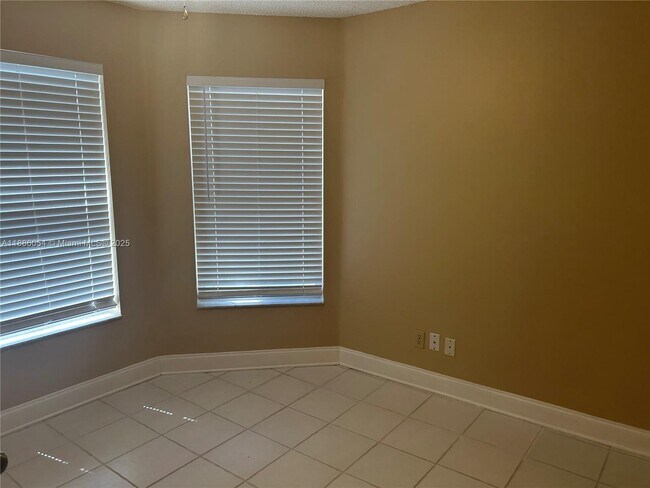 Building Photo - 2939 Myrtle Oak Cir