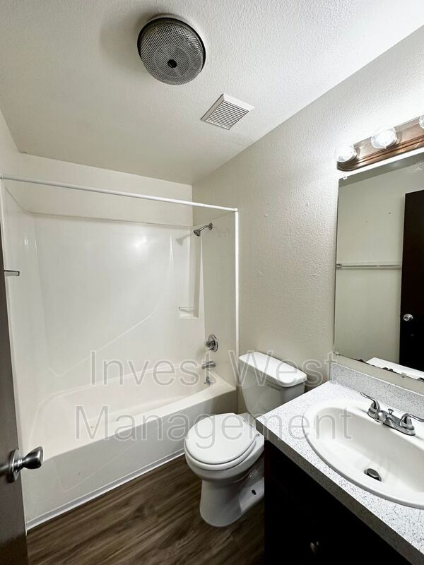 Building Photo - 550 NE Anderson St