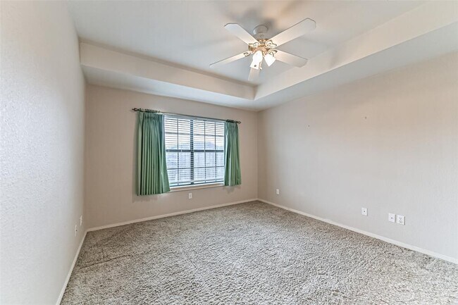 Building Photo - 404 Live Oak Ln