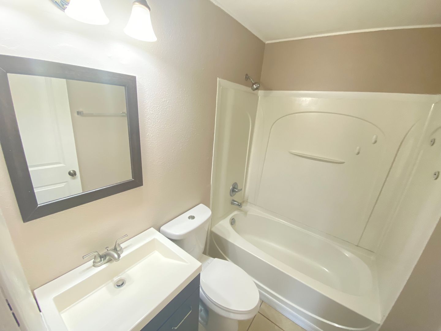 Building Photo - Nice 3 bedroom 2 bathroom House with Scree...