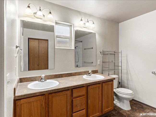 Building Photo - Spacious & Updated 3 Bedroom Duplex Near M...