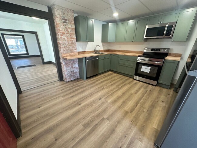 Building Photo - Completely Renovated 3 bed/2 bath