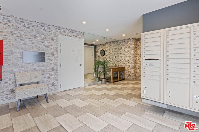 Building Photo - 155 S Oxford Ave