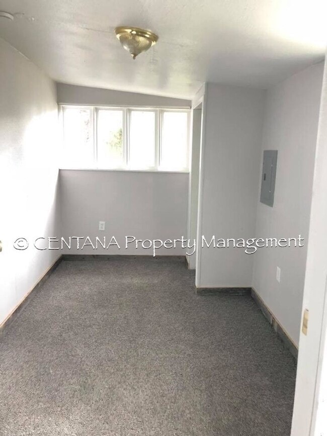 Building Photo - Newly Updated 3 Bedroom house