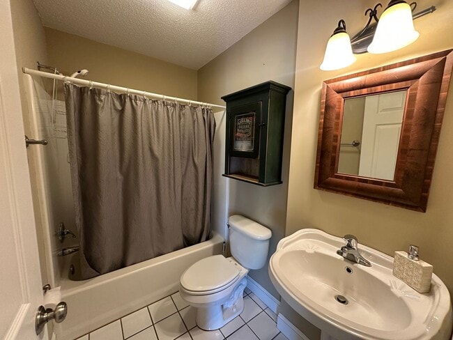 Building Photo - Large Weaverville Rental!