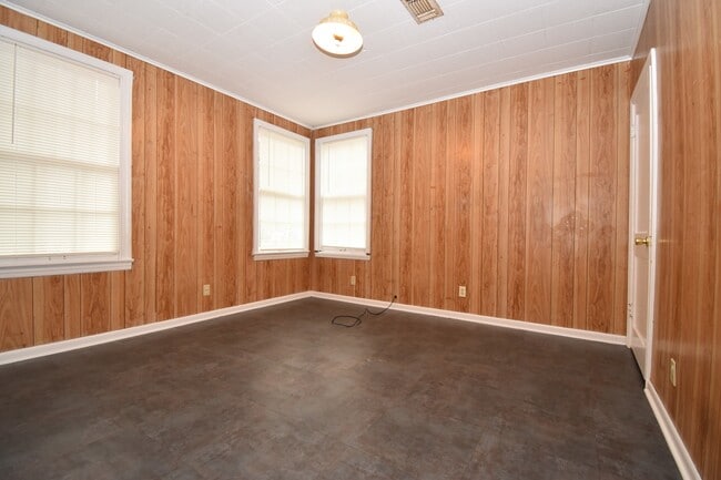 Building Photo - Spacious 3 Bedroom House
