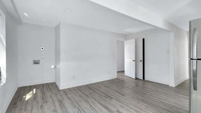 Building Photo - 2737 Stuart Dr