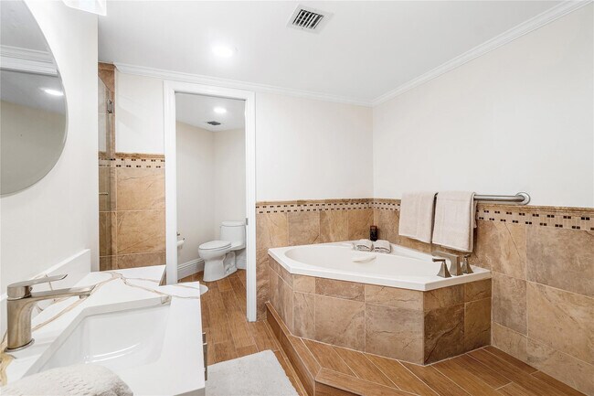 Building Photo - 100 SE 5th Ave