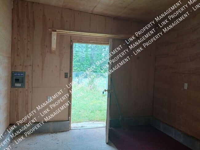 Building Photo - Don't Miss this Charming 2 bedroom with Ga...