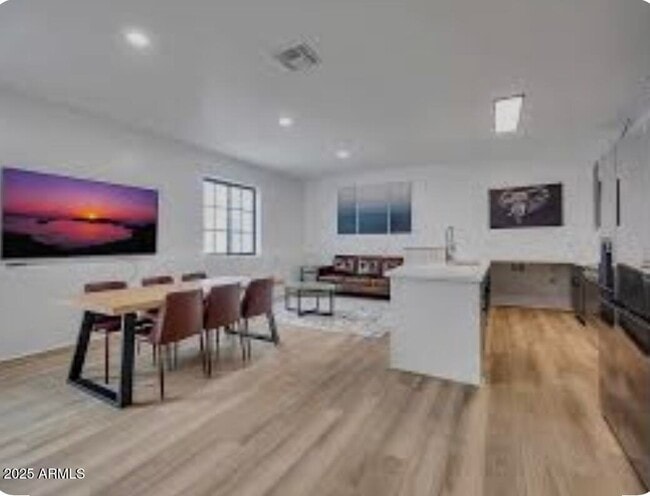 Building Photo - 842 S Farmer Ave