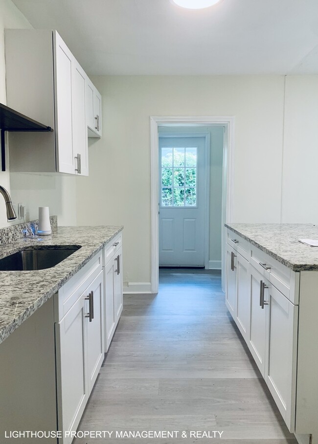 Building Photo - Cozy 3 Bed/1.5 Bath Home with Detached Gar...