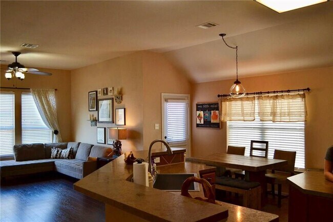 Building Photo - 600 Spanish Oak Terrace