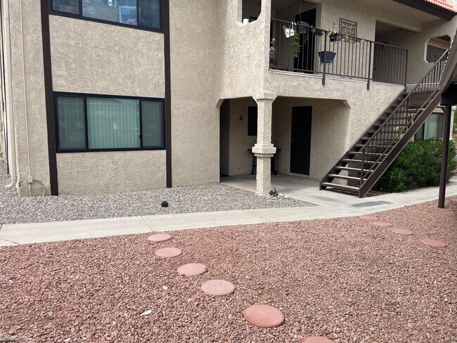 Building Photo - Move in ready condo, ground floor and includes utilities.