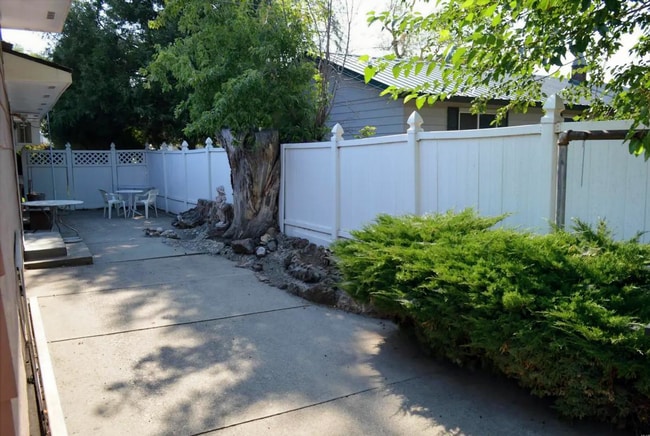 Building Photo - Spacious Cottage on 1/2 Acre Lot