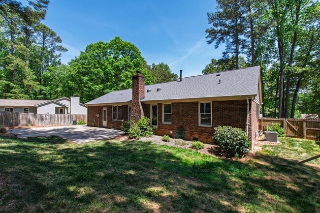 Building Photo - Charming Brick Ranch-Style Cul-de-Sac Home in Garner!