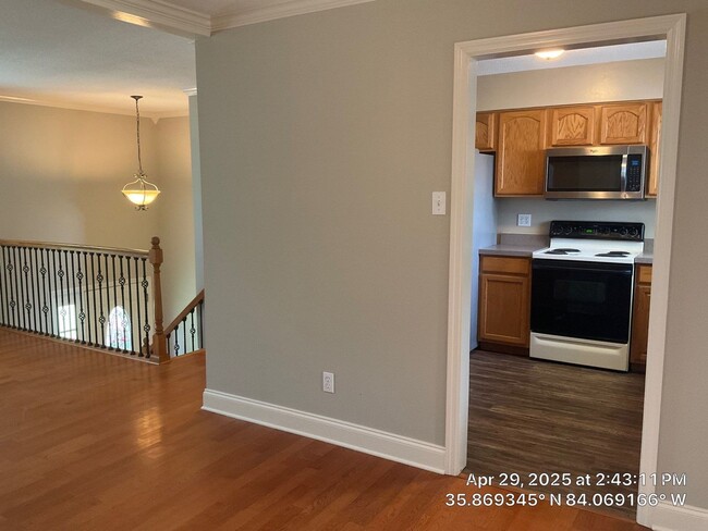 Building Photo - 3 Bedroom / 2.5 Bath House Available Now