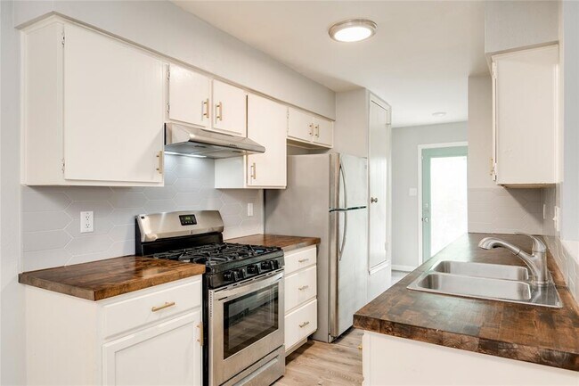 Building Photo - 915 Chisholm Cove