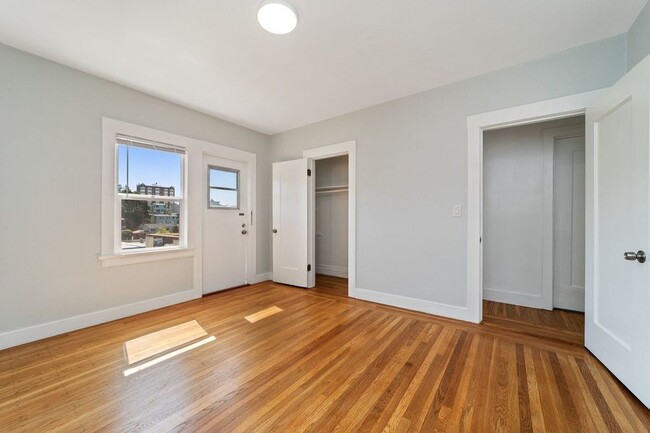 Building Photo - Remodeled apartment in central location. P...