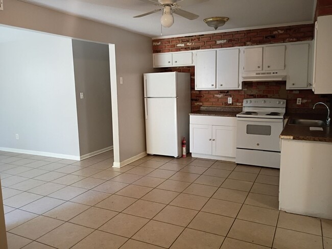 Building Photo - MOVE IN READY