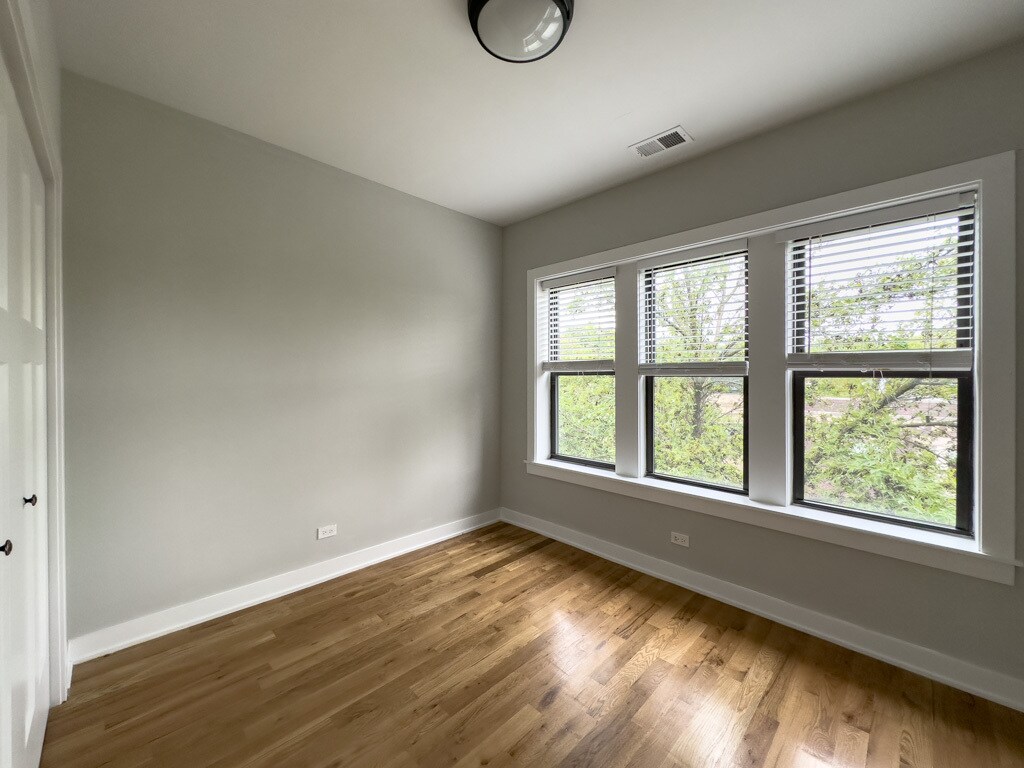 Building Photo - 2206 W Eastwood Ave