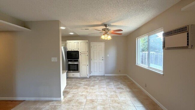 Building Photo - 3919 Almondwood Ct