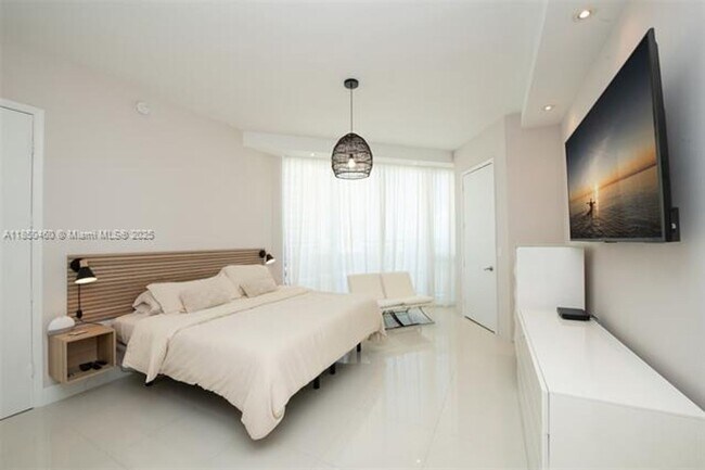 Building Photo - 15901 Collins Ave