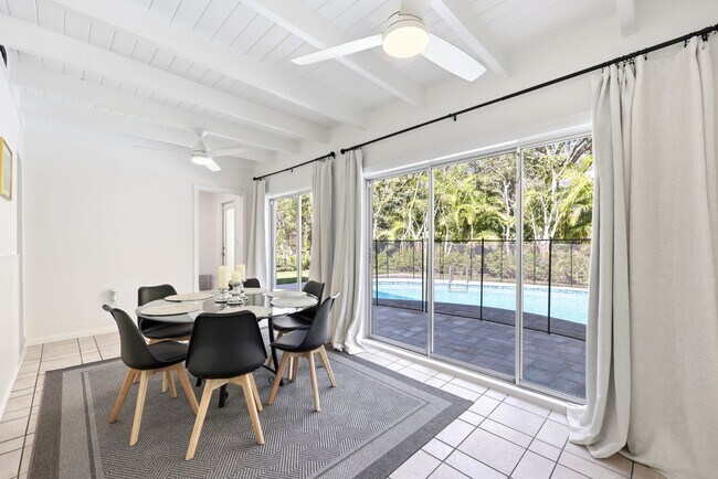 Building Photo - Retro Pool home close to downtown Naples
