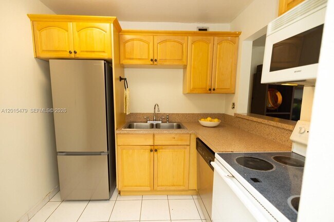 Building Photo - 10385 N Kendall Dr