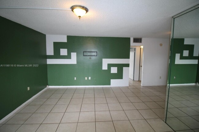 Building Photo - 13500 NE 3rd Ct