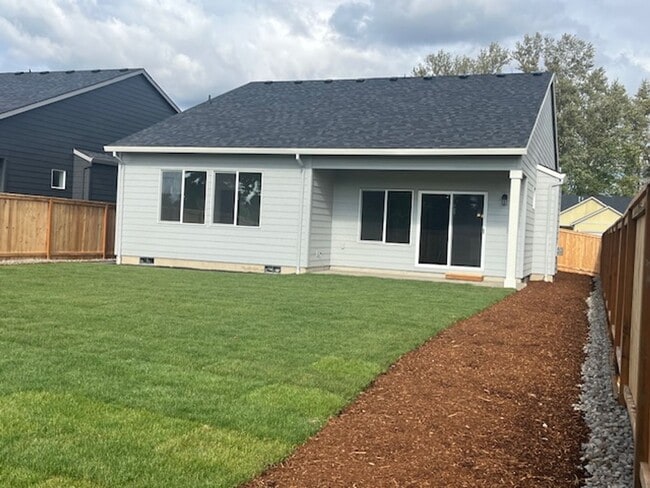 Building Photo - 3 Bedroom 2 Bath Silverton OR