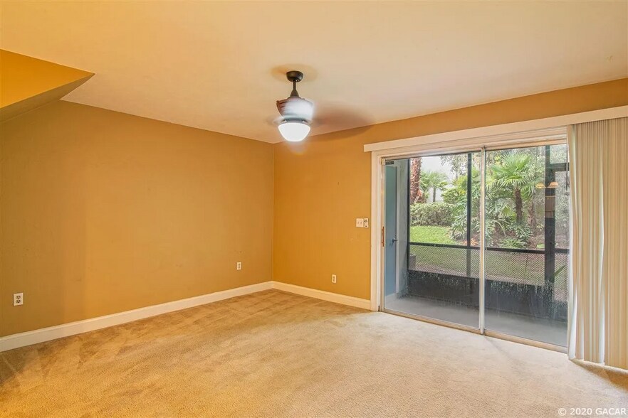 Living room area. - 4411 SW 34th St