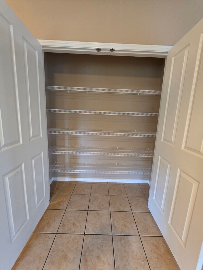 Building Photo - 915 Butterfly Ln