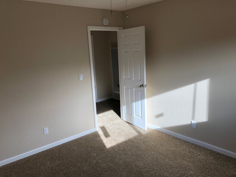 Building Photo - 366 Rose Ave