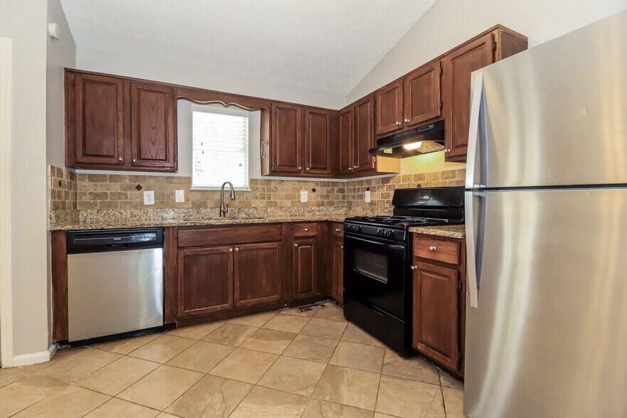 Building Photo - 523 White Pines Dr