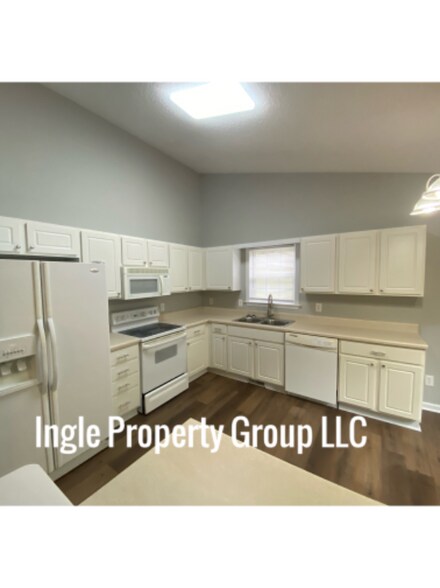 Building Photo - 375 Sommerset Dr