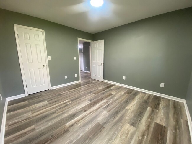 Building Photo - 2 Bedroom 1 Bath Apartment in Greeneville, TN