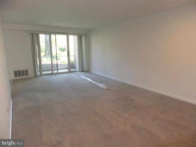 Building Photo - 1640 Oakwood Dr