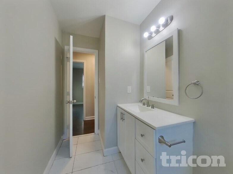 Building Photo - 6022 Lucente Ave