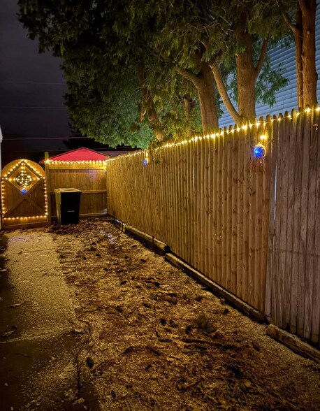 Private tiny yard with gate - 37 Bernard St