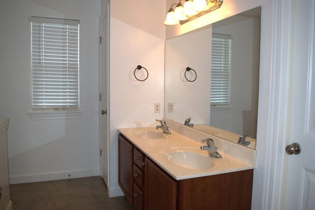 Building Photo - Large 2 Bed 2 Bath House With Lawncare Provided!