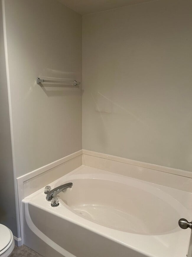 Building Photo - 2 Master Suites, 2.5 Bath Condo in West Jordan