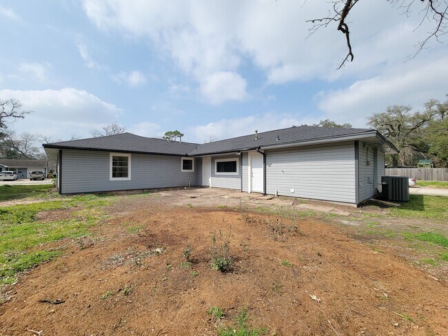Building Photo - This beautifully remodeled 3-bedroom, 2-bathroom home in the heart of Lake Jackson, Texas, offers...