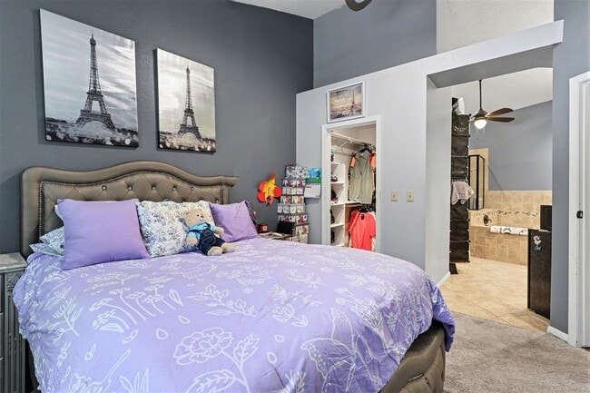 Building Photo - Updated 2 bed 2.5 bath End Unit Townhome in Lochmoor!