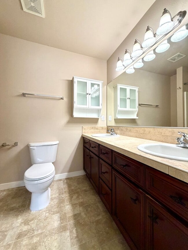 Building Photo - **FREE TWO WEEKS RENT** Sophisticated Beaverton Townhome with Multiple Floor Spacious Layout- Gre...