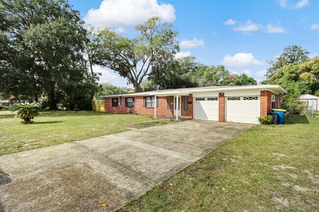 Primary Photo - 5761 Lake Lucina Dr S