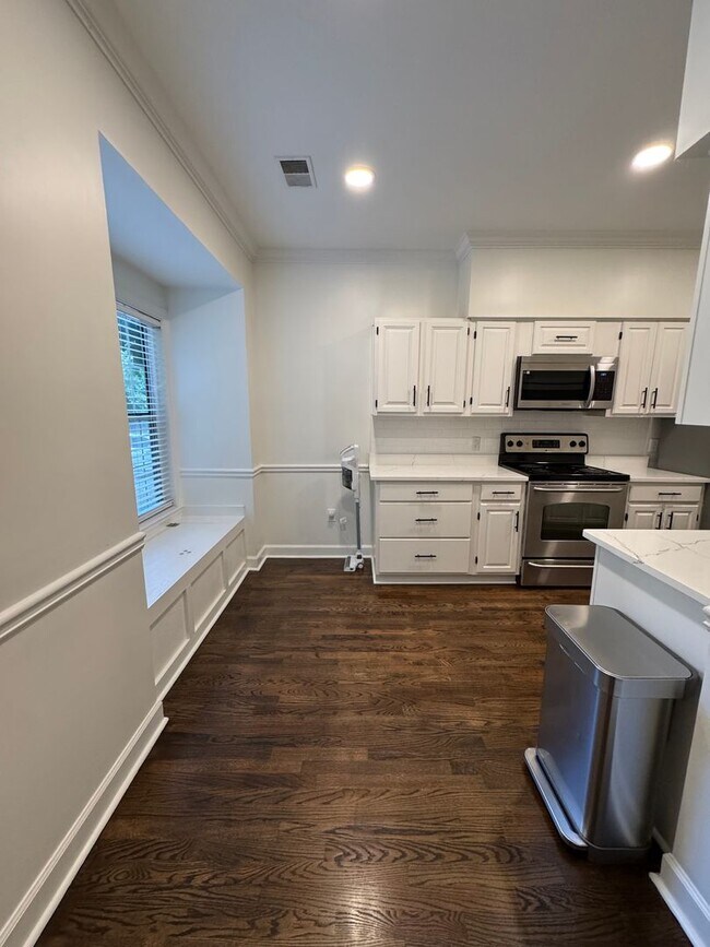 Building Photo - Nice Brick 2/2.5 Townhome in Atlanta- $2,750